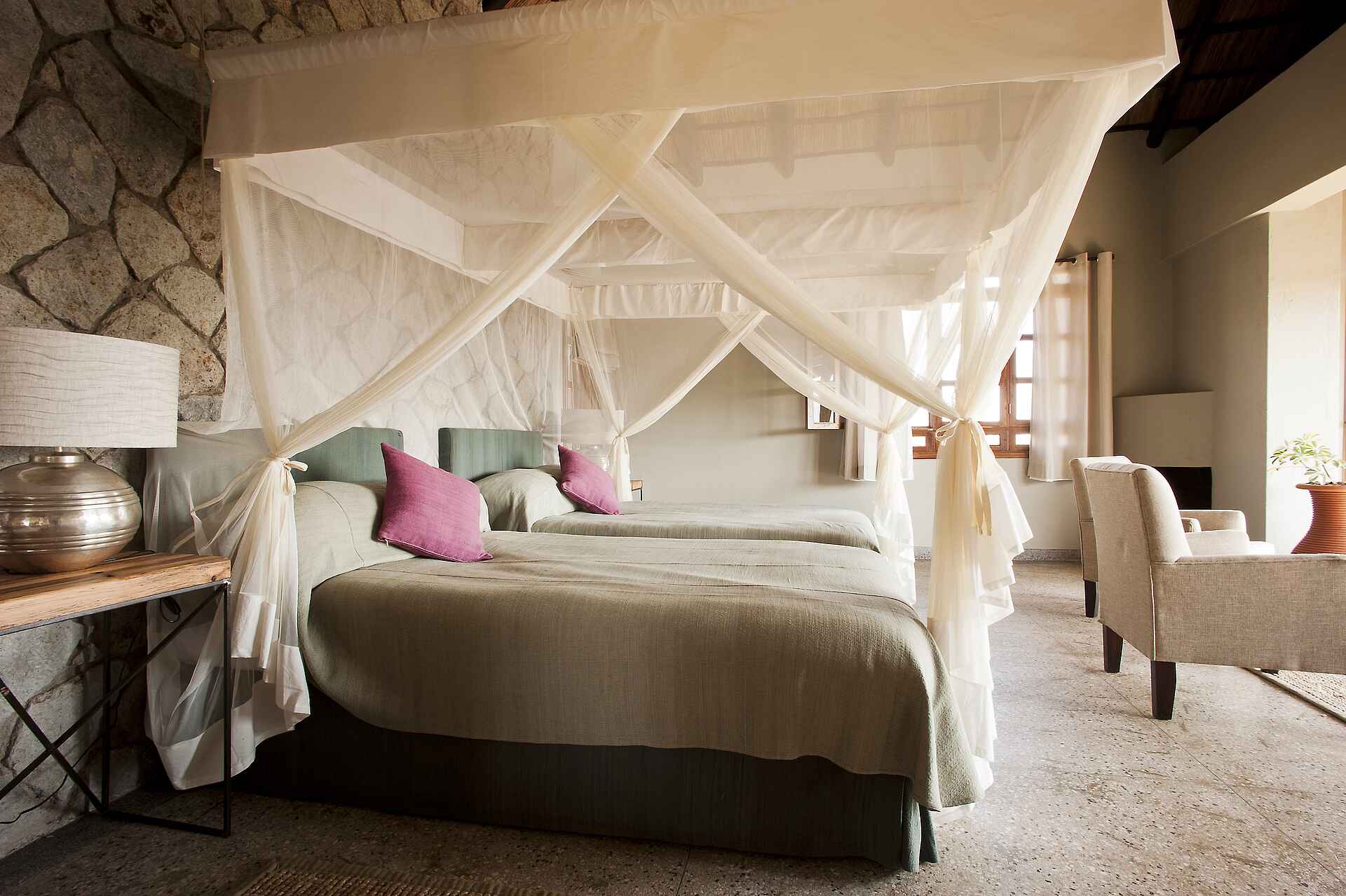 Kitela Lodge: Seitenansicht der Twinbetten karatu, kitela lodge, ngorongoro conservation area, tanganyika wilderness camps, gästezimmer, seitenansicht, twinbetten, afrikarma, afrikarma safaris, afrikarma safaris - wildnis. hautnah., afrikarma.de