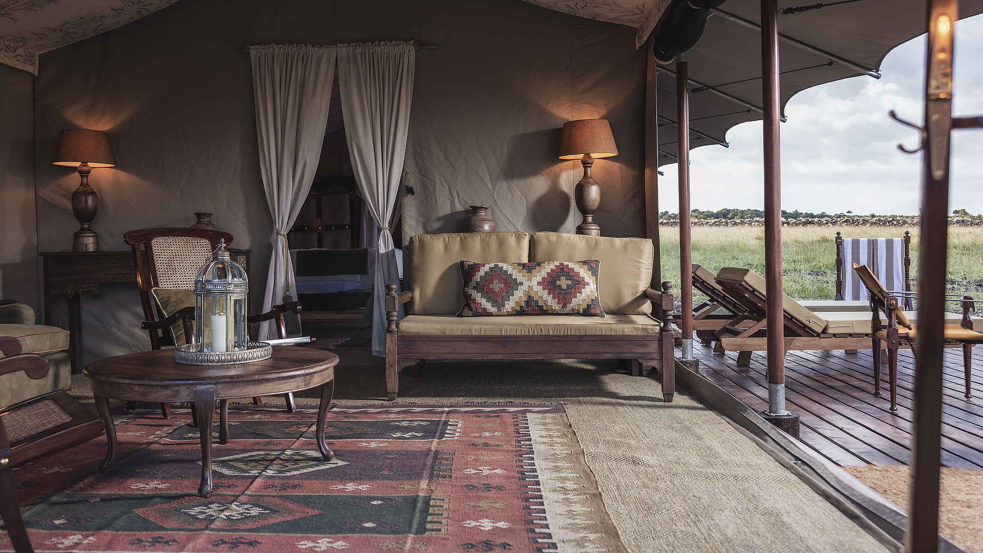 Little Elephant Pepper Camp: Blick von Lounge in den Schlafbereich im Familienzelt