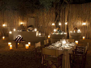 Londolozi Tree Camp: Abendessen bei Kerzenschein