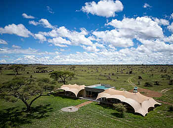 Namiri Plains Camp: Exklusives Reatreat Camp aus der Vogelperspektive Namiri Plains Camp: Exklusives Reatreat Camp aus der Vogelperspektive