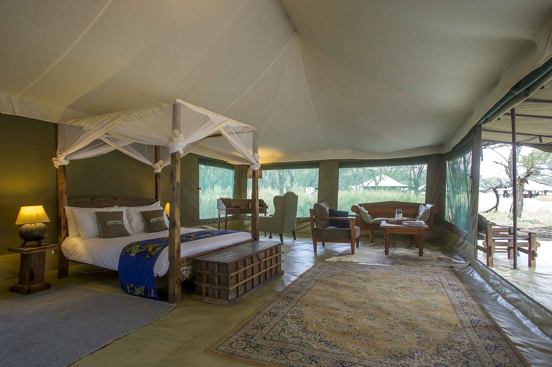 afrikarma, afrikarma safaris, afrikarma safaris - Wildnis. Hautnah., afrikarma.de, doppelbett, gaestezelt, minilounge, naona Moru Camp, nasikia Camps Tanzania, schreibtisch, serengeti Nationalpark, teppich
