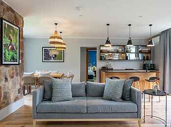 Salt of Akagera Lodge: Familienvilla Blick von der Lounge in die Küche und Speisebereich