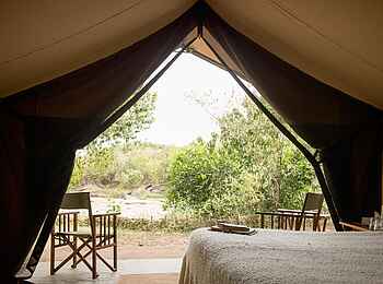 Serian's Nkorombo Mobile Camp: Safari Tent Blick hinaus