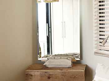 The Olive Exclusive: Erongo - Spiegeltisch