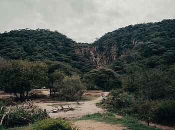 Wayo Manyara Green Camp: Flussbett und Wasserfall vor Camp