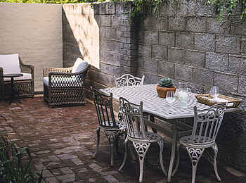 528 Victoria Falls Guesthouse: Die Terrasse des Bungalows
