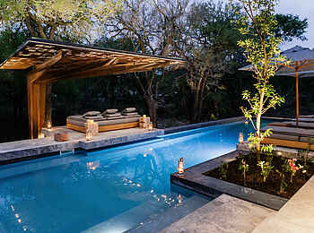 Cheetah Plains Mvula House: Der Pool am Abend Cheetah Plains Mvula House: Der Pool am Abend