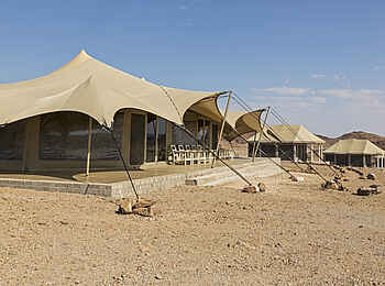 Desert Hills Glamping: Das Hauptzelt und Gästezelte im Hintergrund Desert Hills Glamping: Das Hauptzelt und Gästezelte im Hintergrund