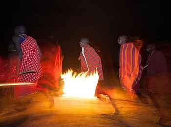 Ilkeliani Camp: Tanz am Lagerfeuer Ilkeliani Camp: Tanz am Lagerfeuer