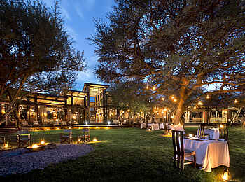 Marataba Safari Lodge: Beleuchteter Garten mit Essbereich