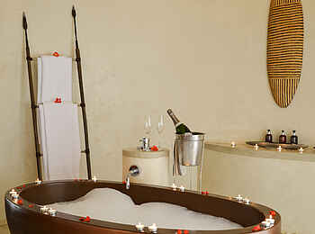 Marataba Safari Lodge: Geschmückte Badewanne mit bereitstehendem Champagner