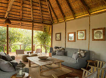 Nokanyana Camp: Sofaecke in der Lounge