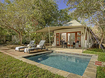 Savanna Lodge: Außenansicht der Luxury Suite mit beheiztem Pool Savanna Lodge: Außenansicht der Luxury Suite mit beheiztem Pool