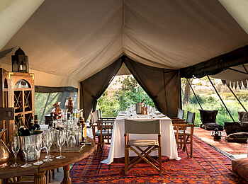 Selinda Explorers Camp: Esstisch im Hauptzelt Selinda Explorers Camp: Esstisch im Hauptzelt