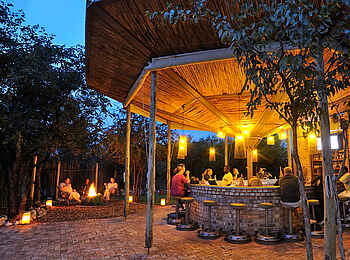 Taleni Etosha Village: Die Bar in der Abenddämmerung Taleni Etosha Village: Die Bar in der Abenddämmerung