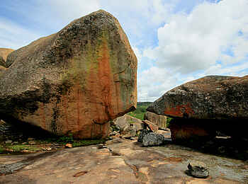 Big Cave Camp: Schroffe Hügellandschaft