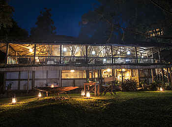 Buhoma Lodge: Hauptgebäude bei Nacht