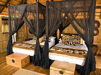 Chamilandu Bushcamp: Einzelbetten mit Moskitonetzen Chamilandu Bushcamp: Einzelbetten mit Moskitonetzen