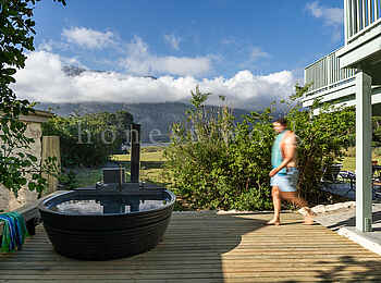 Coot Club: Lawns Cottage Terrasse mit Badezuber