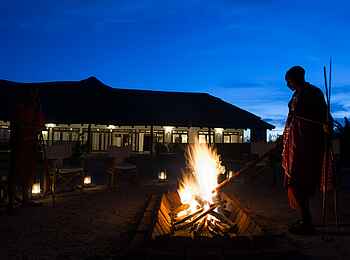 Farmhouse Valley Lodge: Offene Feuerstelle am Abend