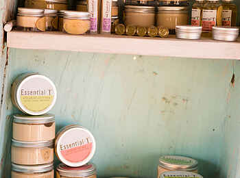 KaingU Safari Lodge: Auswahl an Souvenirs