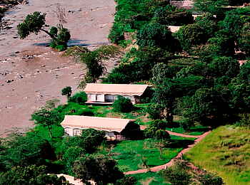 Karen Blixen Camp: Aufstellung der Zelte am Fluss Karen Blixen Camp: Aufstellung der Zelte am Fluss