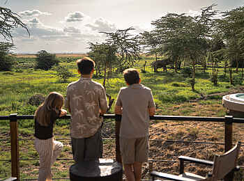 Kitirua Plains Lodge: Elefant zu Besuch an der Lodge