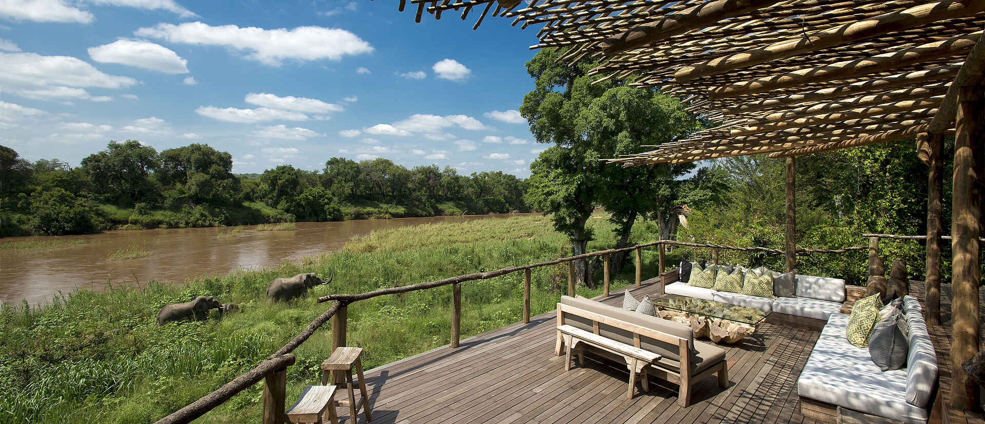 Krüger-Nationalpark, Lion Sands Game Reserve, Lion Sands Narina Lodge, More, Narina Lodge, Sabi Sands, Skukuza, Außenbereich, Aussicht, Fluss Sabie, Lounge, Natur, Sabie, Afrikarma, Afrikarma Safaris, Afrikarma Safaris - Wildnis. Hautnah., Afrikarma.de