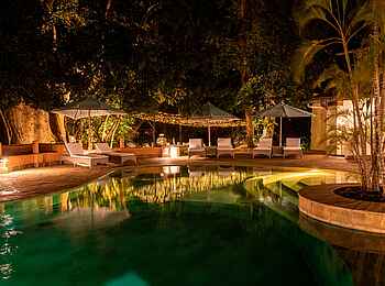 Nomad Beach Resort: Der Pool bei Nacht Nomad Beach Resort: Der Pool bei Nacht