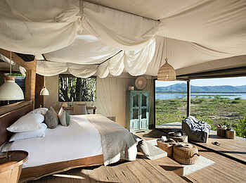 Nyamatusi Mahogany: Blick über das Bett bis zum Fluss