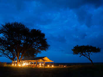 Serengeti Safari Camp: Hauptzelt am Abend