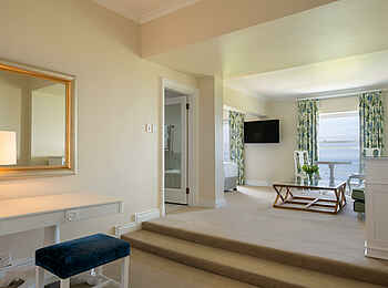 The Marine Hotel: Blick in den Wohnbereich der Premier Suite The Marine Hotel: Blick in den Wohnbereich der Premier Suite