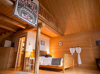 Tweedsmuir Park Lodge: Chalet mit Doppelbett und Ofen